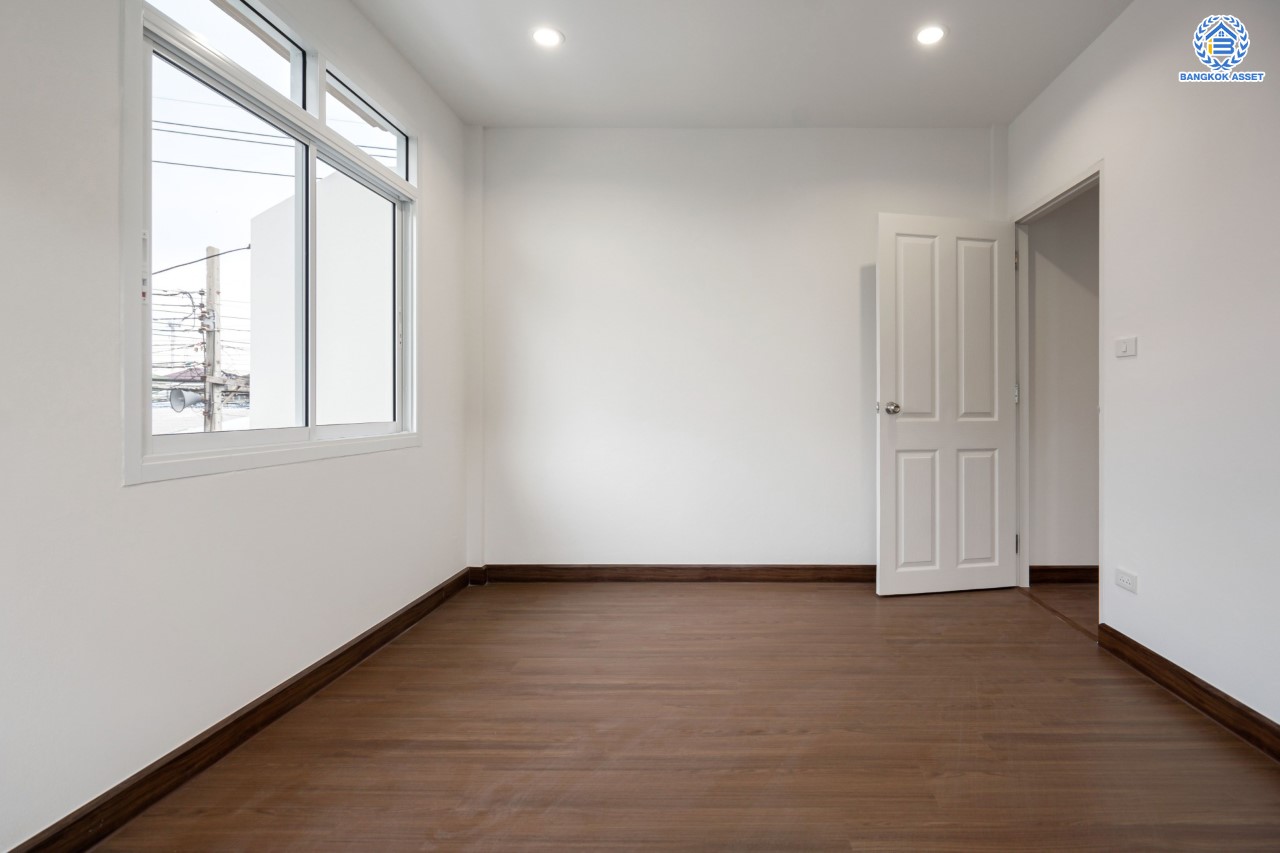 บ้านมือสองตกแต่งใหม่ หลักสี่แลนด์ ดอนเมือง บ้านแฝดหลังใหญ่ เนื้อที่ 35 ตร.ว. ฟังก์ชัน 3 ห้องนอน 2 ห้องน้ำจอดรถได้ 1 คัน บนทำเลดีที่สุด ใกล้สนามบินดอนเมือง ทางด่วน "ศรีสมาน" และรถไฟฟ้าสายสีแดง "สถานีการเคหะ"...